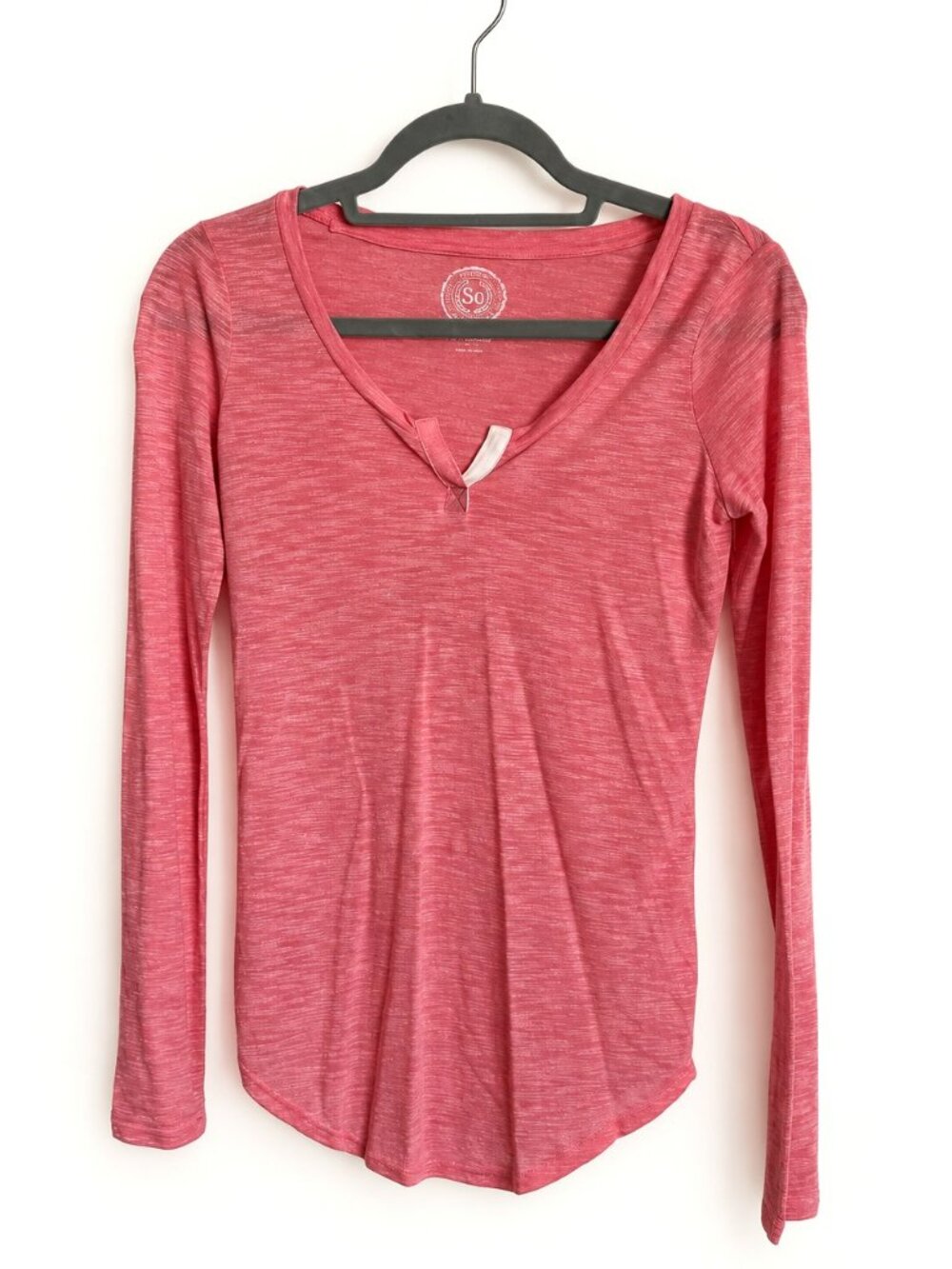 SO S Heathered Berry Rose V Neck Curved Hem Top